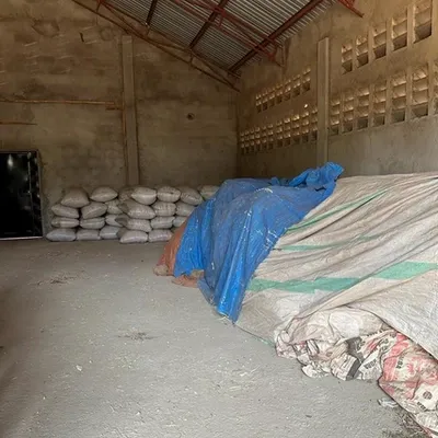 Stockage du grain en sacs dans le grenier