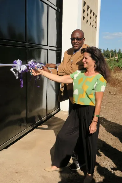 Inauguration du grenier. Steven Lemomo Kiruswa et Catherine Tchanen coupent le ruban