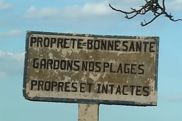 Paneau "Propreté = bonne santé. Gardons nos plages propres et intactes"