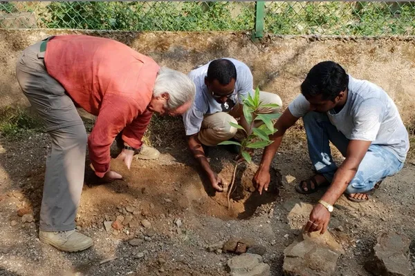 Pierre Challandes et 2 membres de Wildlife SOS plantent un arbre
