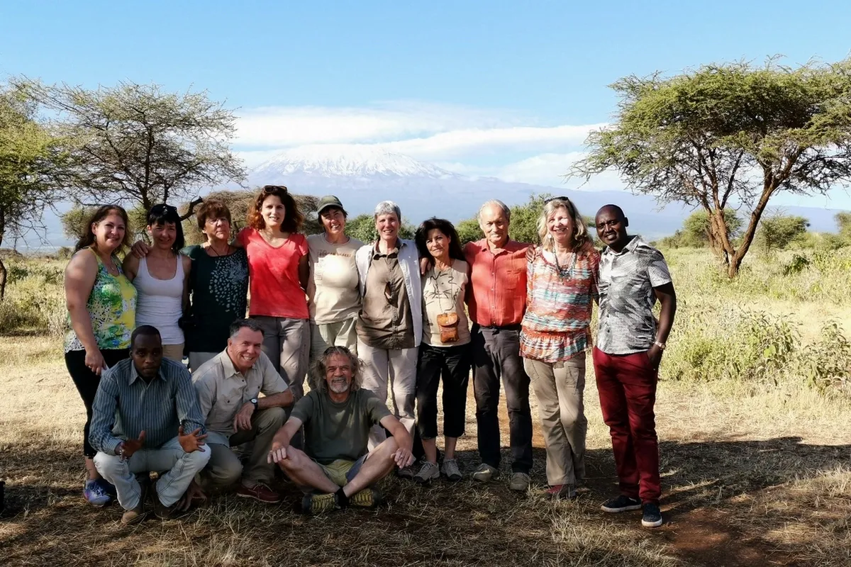 Membres de Terre et Faune avec Kilimanjaro au loin
